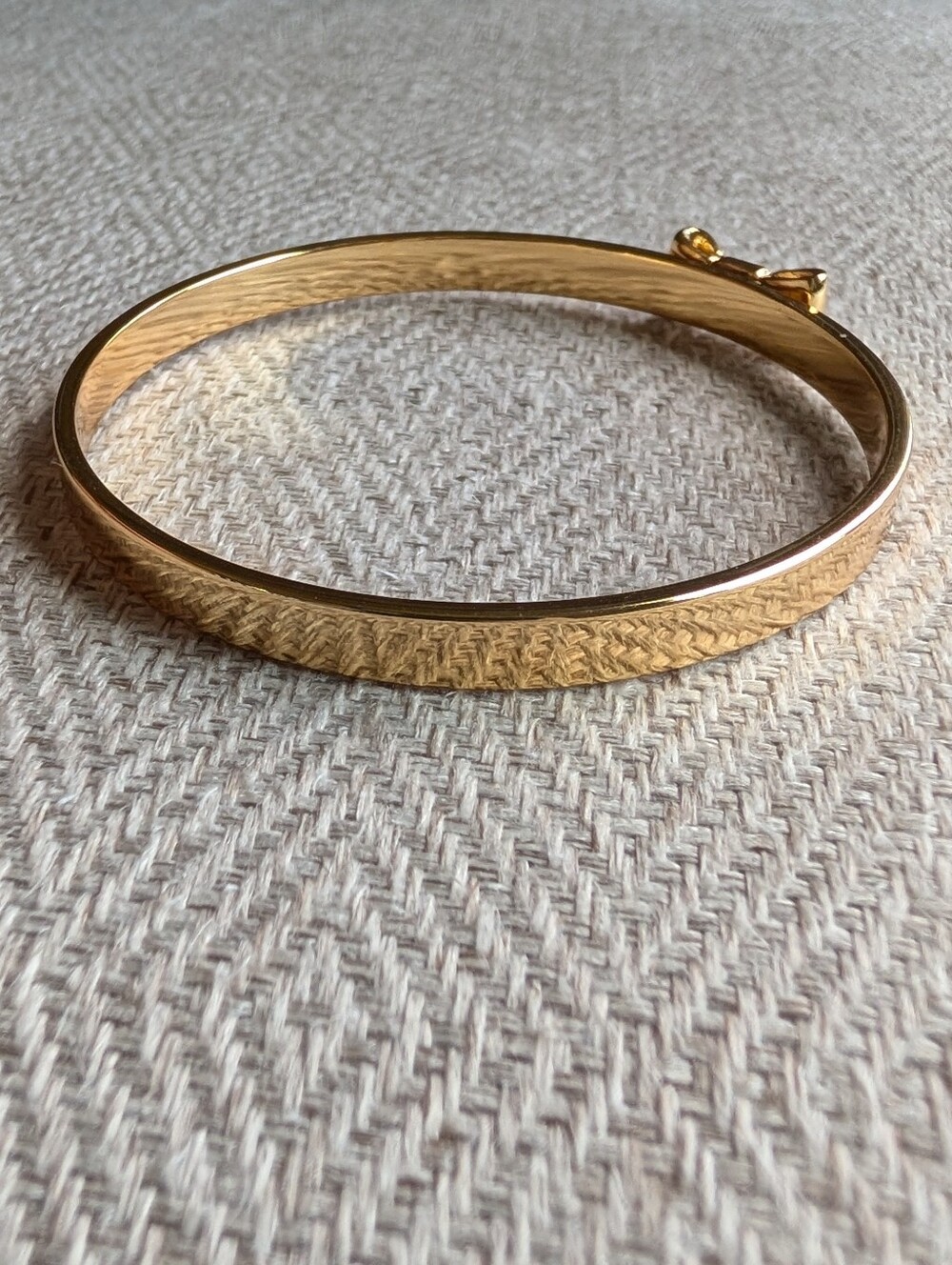 KATE SPADE shiny gold bow bangle bracelet - Picture 4 of 7